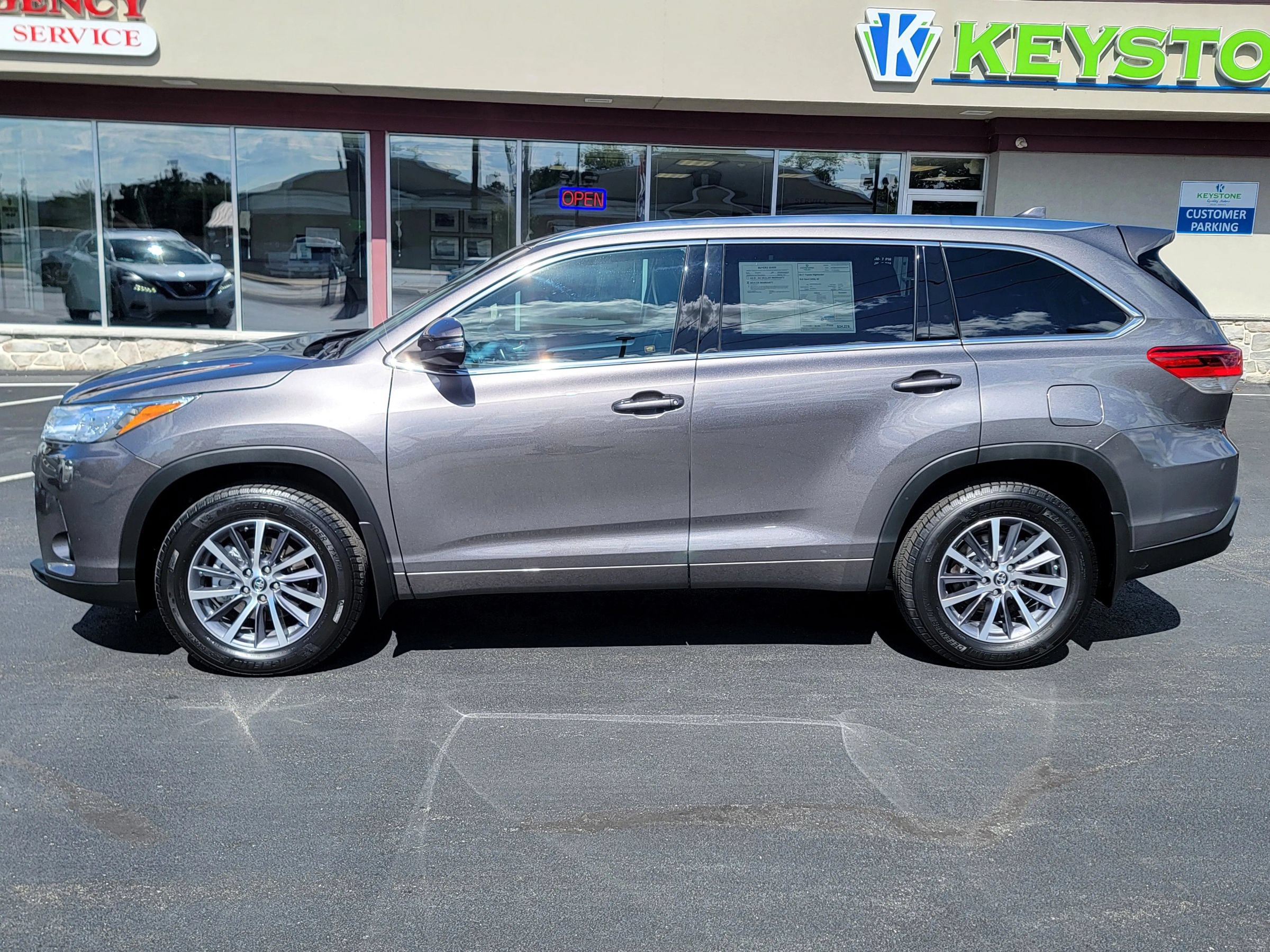 Used 2017 Toyota Highlander XLE AWD/4WD image 8