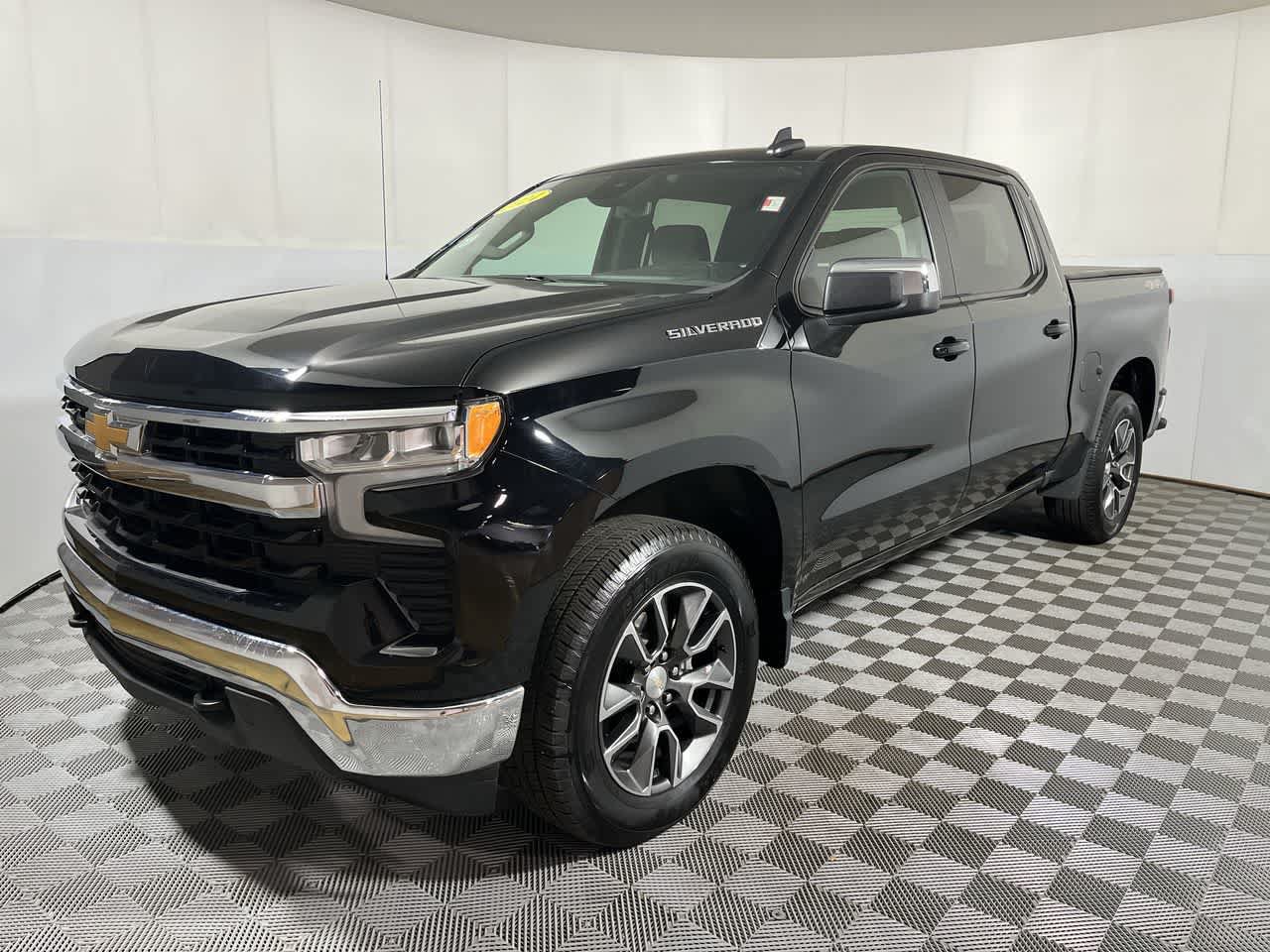 Used 2024 Chevrolet Silverado 1500 LT AWD/4WD image 4