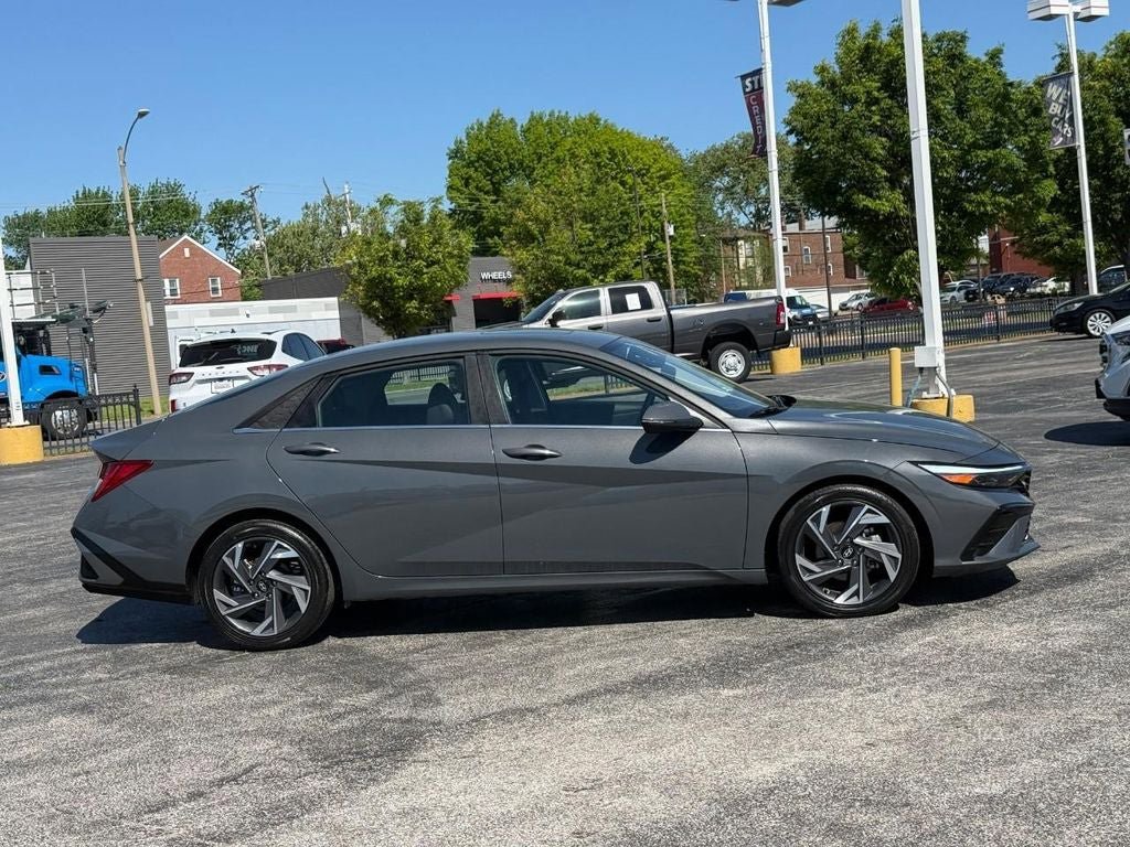 Used 2025 Hyundai Elantra Limited FWD image 5