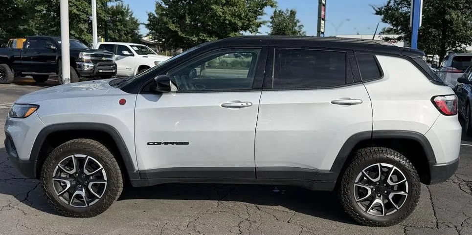 Used 2024 Jeep Compass Trailhawk AWD/4WD image 7