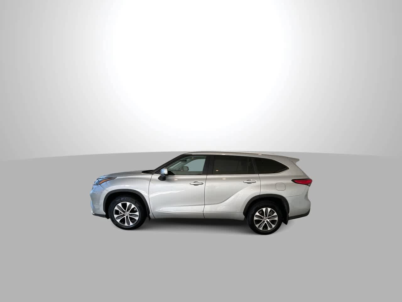 Used 2023 Toyota Highlander XLE AWD/4WD image 5