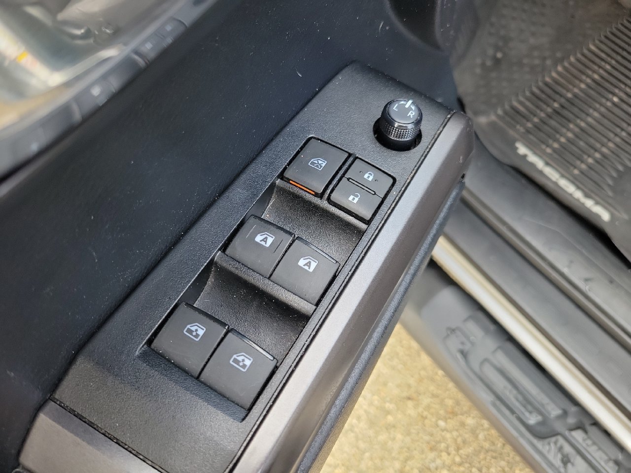 Used 2019 Toyota Tacoma TRD Off-Road w/ Technology Package AWD/4WD image 13