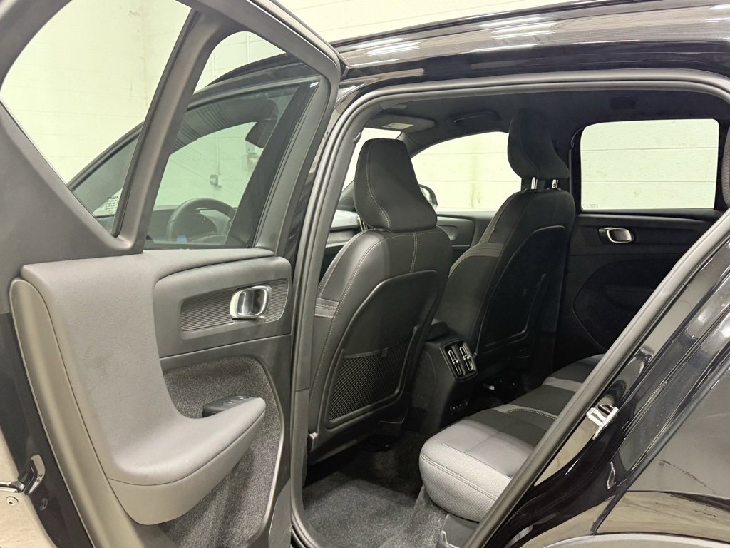 Used 2024 Volvo XC40 Recharge Core w/ Protection Package Premier image 30