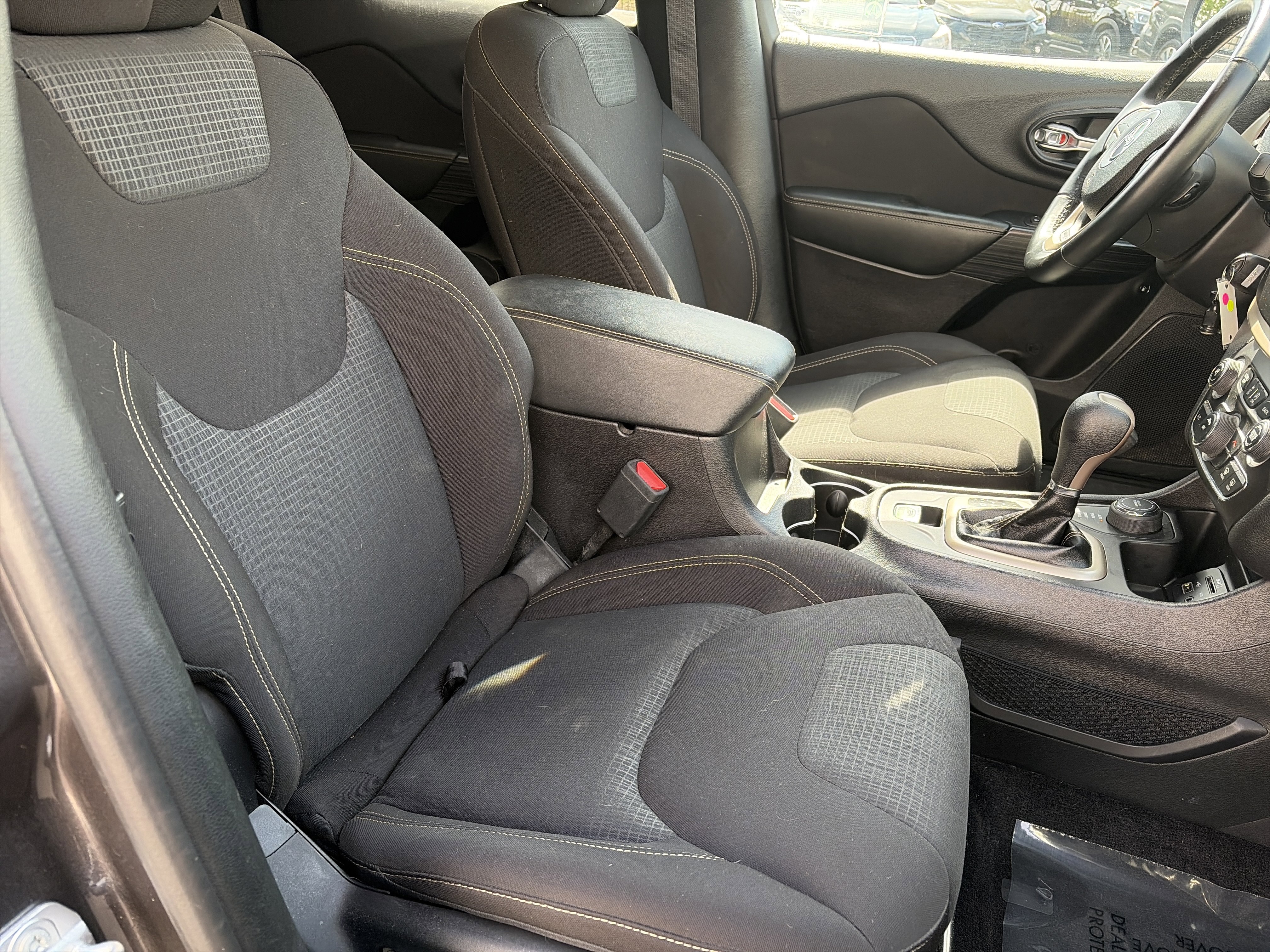 Used 2017 Jeep Cherokee Latitude AWD/4WD image 28