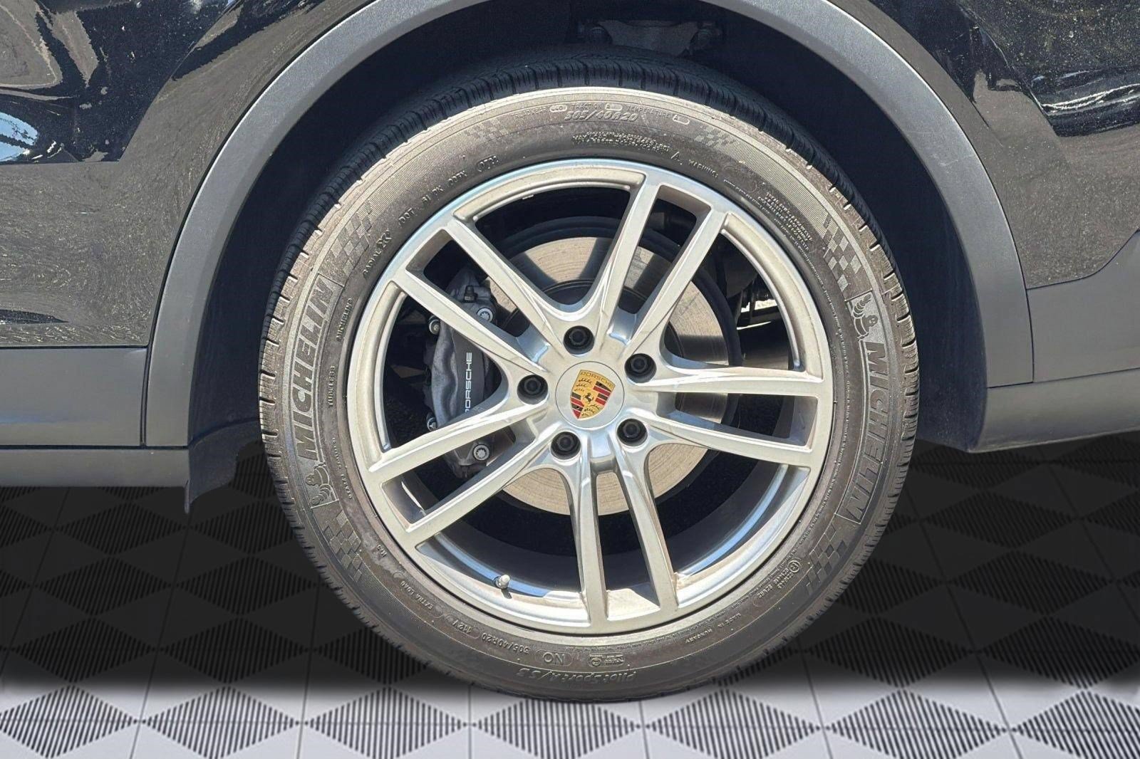 Used 2023 Porsche Cayenne AWD/4WD image 13