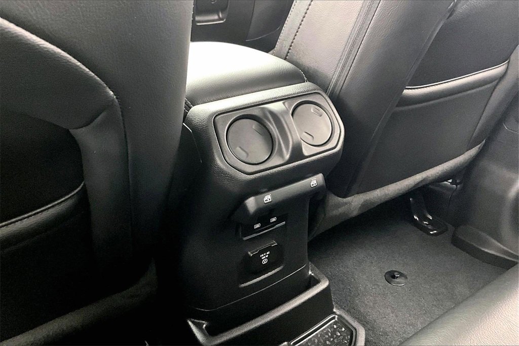 Used 2023 Jeep Wrangler Unlimited Sahara image 33