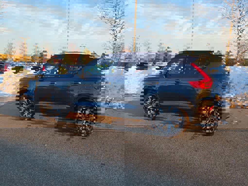 Used 2022 Volvo XC40 P8 Recharge Plus image 4