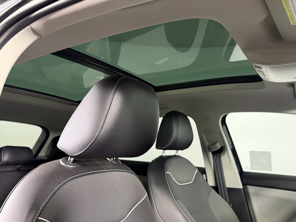 Used 2023 Volkswagen Taos SE w/ Panoramic Sunroof Package FWD image 16
