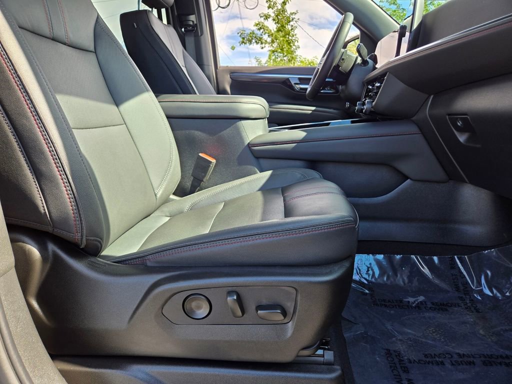 Used 2025 Chevrolet Suburban RST w/ Comfort Package AWD/4WD image 16