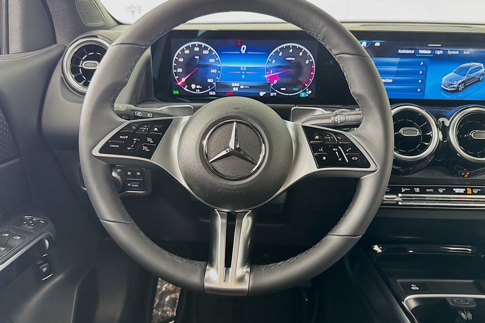 New 2026 Mercedes-Benz GLB 250 image 4