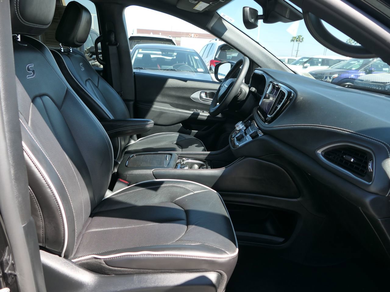 Used 2025 Chrysler Pacifica Limited image 26