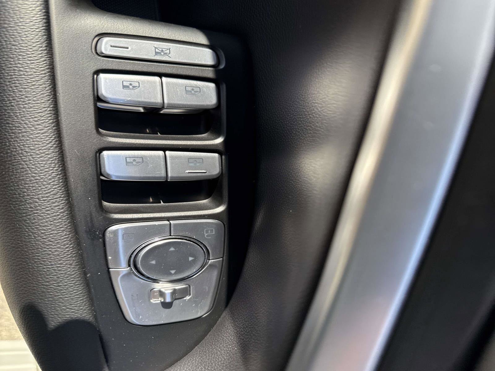 Used 2025 Genesis G70 2.5T image 19