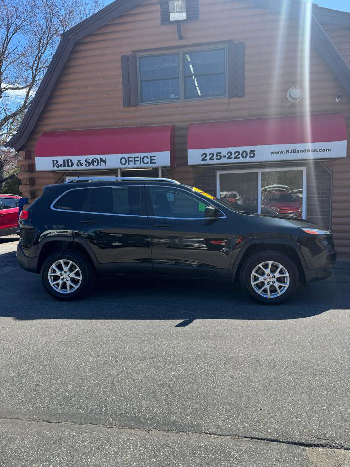 Used 2015 Jeep Cherokee Latitude w/ Cold Weather Group AWD/4WD image 2
