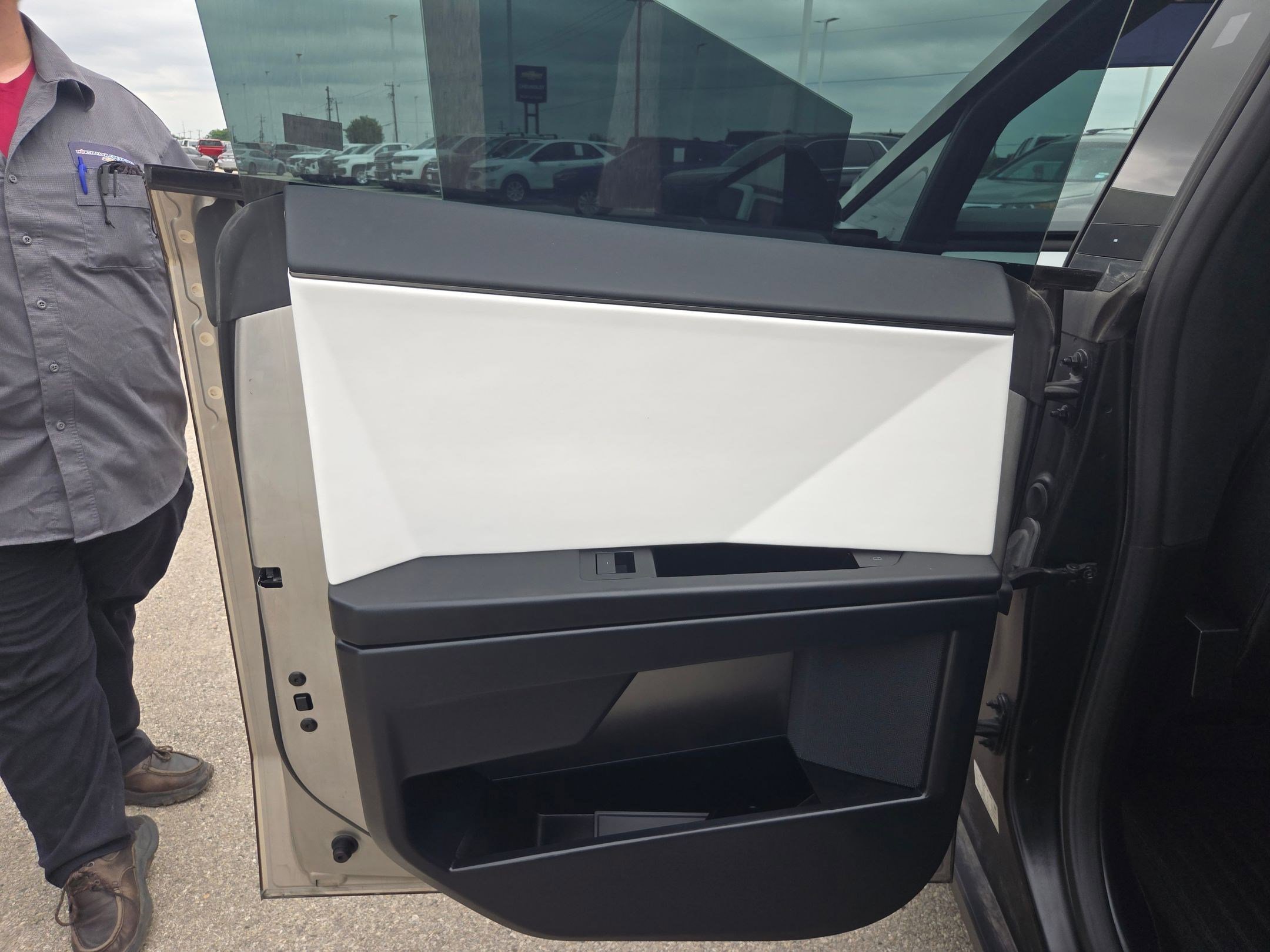 Used 2024 Tesla Cybertruck AWD Crew Cab image 14