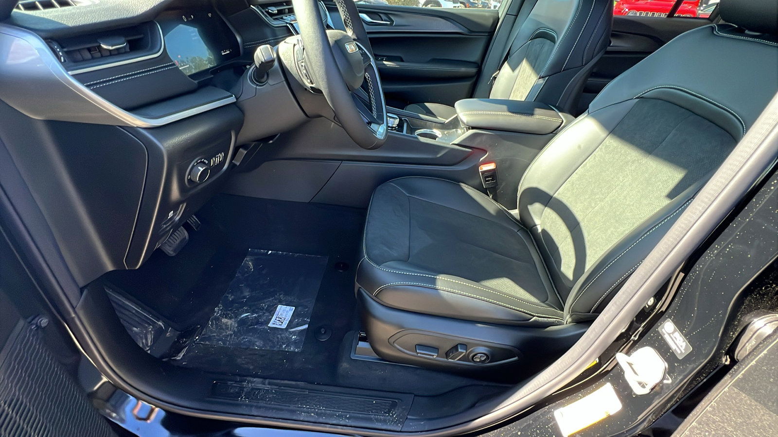 New 2025 Jeep Grand Cherokee Altitude image 16