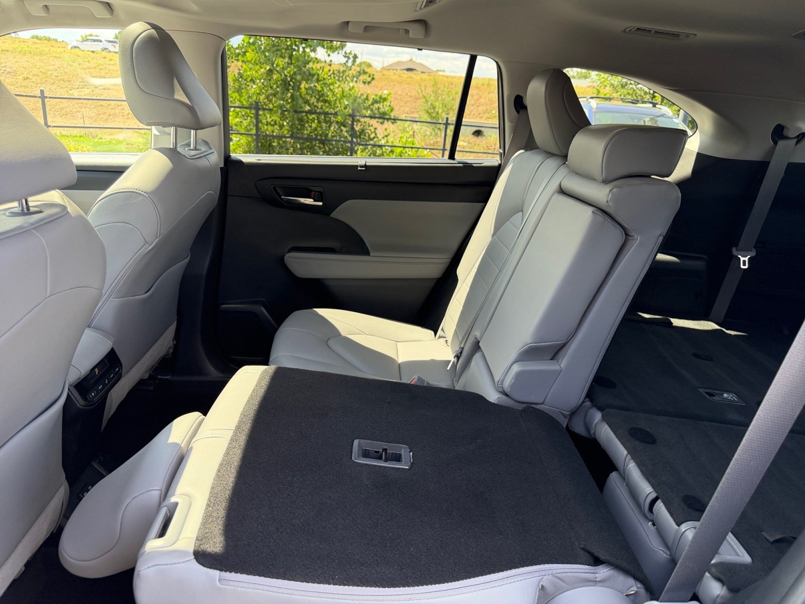 Used 2020 Toyota Highlander XLE AWD/4WD image 17