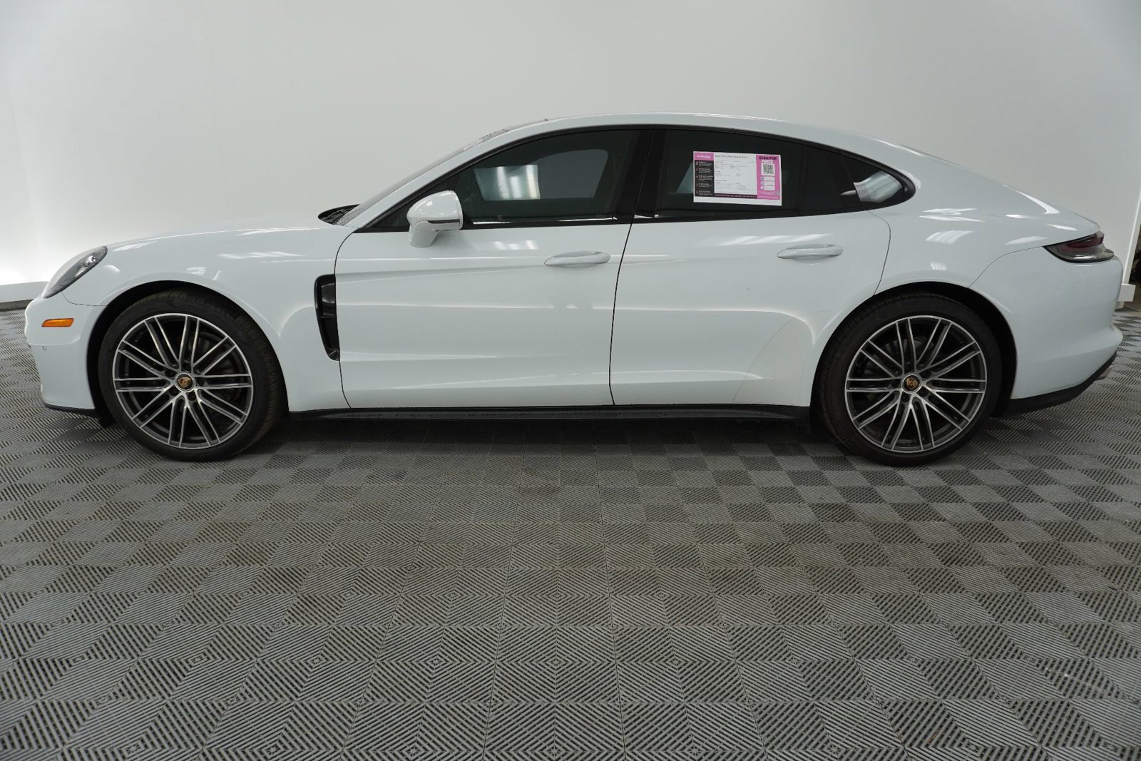 Used 2022 Porsche Panamera 4 w/ Premium Package image 2