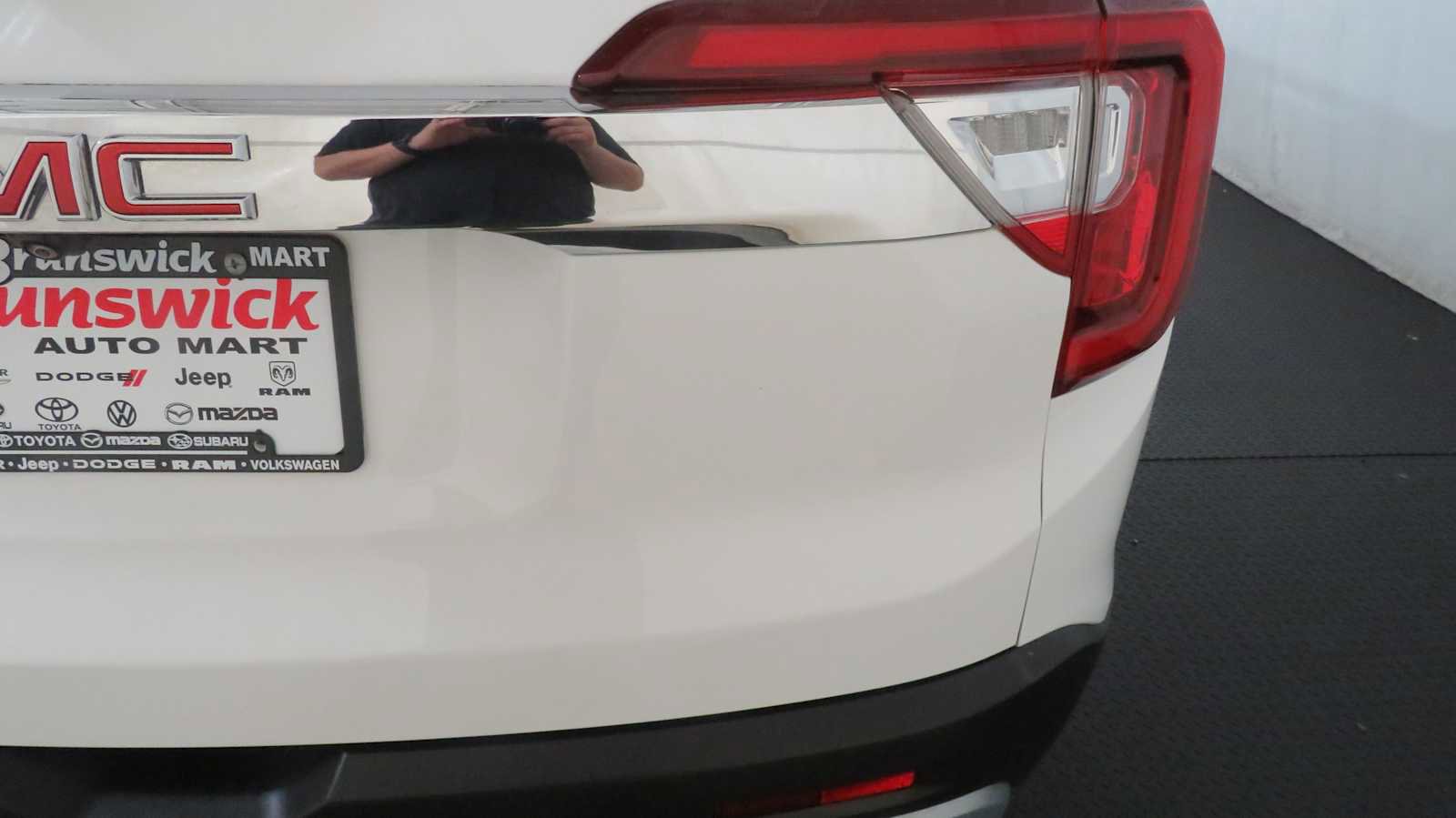 Used 2023 GMC Acadia SLE w/ Driver Convenience Package image 18