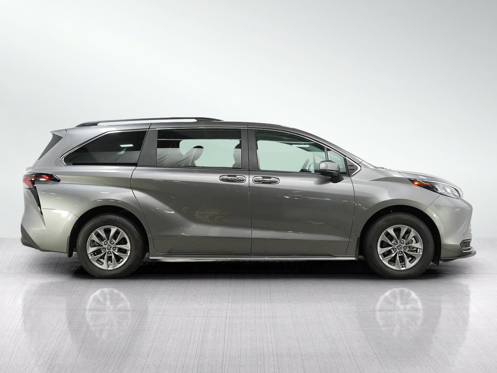 Used 2026 Toyota Sienna XLE FWD image 6