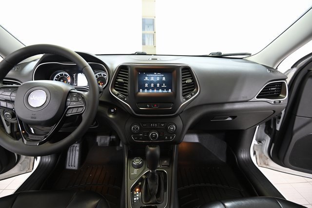 Used 2020 Jeep Cherokee Latitude Plus image 2