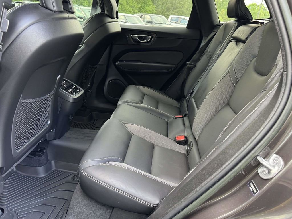 Used 2022 Volvo XC60 B6 R-Design w/ Advanced Package AWD/4WD image 17