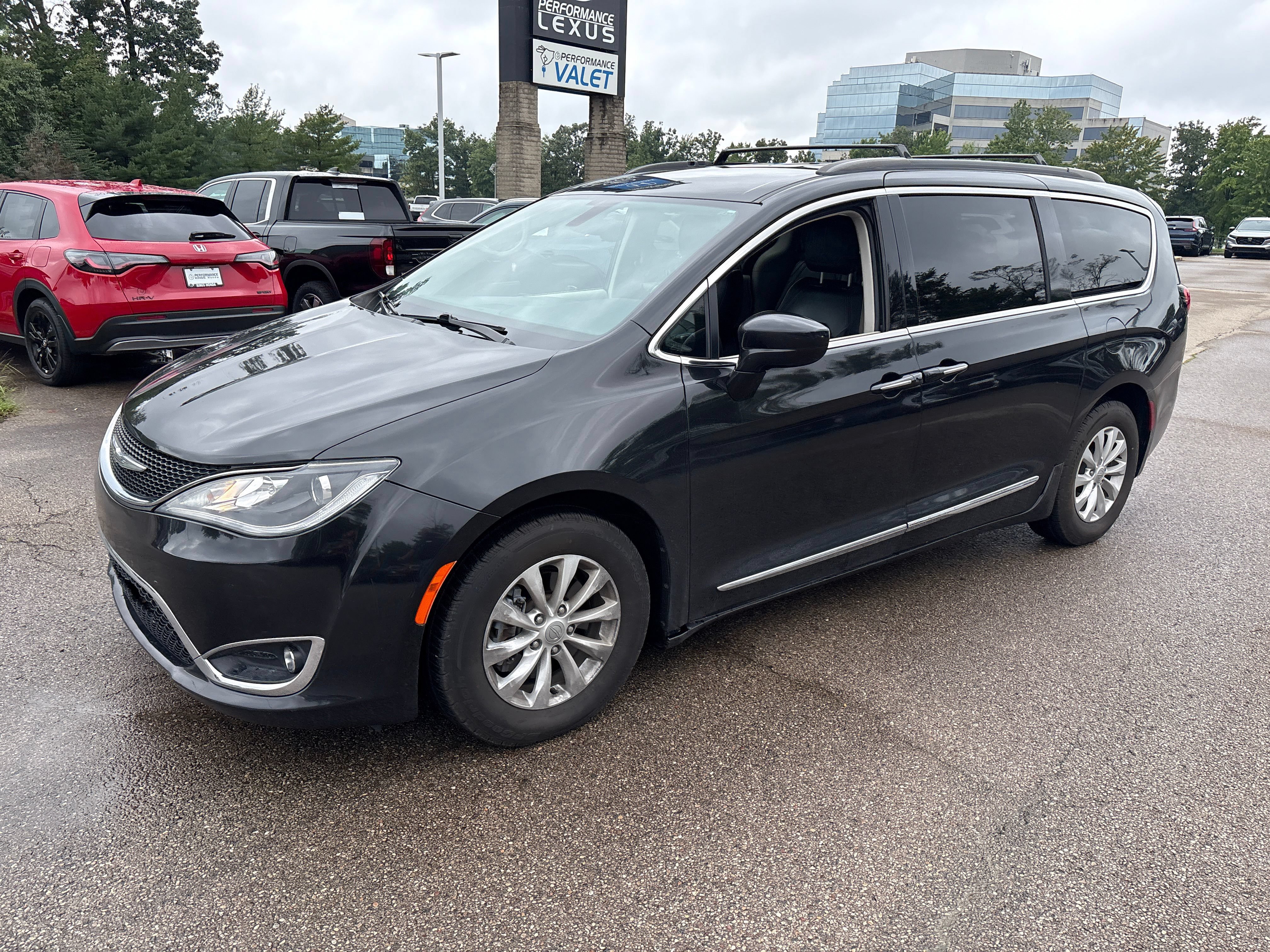 Used 2017 Chrysler Pacifica Touring-L FWD image 2