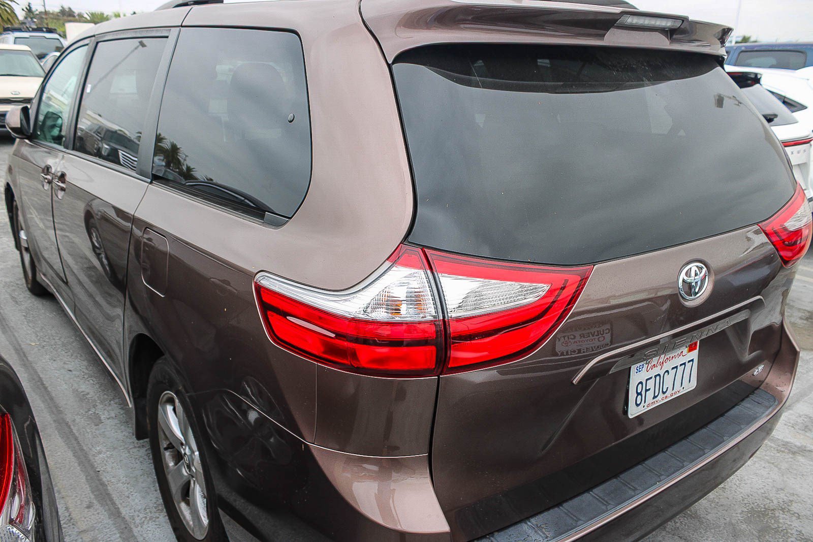 Used 2018 Toyota Sienna LE w/ Carpet Mat Package FWD image 11