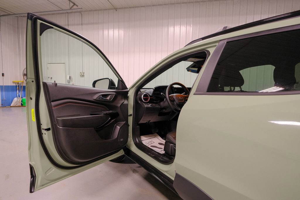 Used 2024 Chevrolet Trax RS w/ Sunroof Package image 24