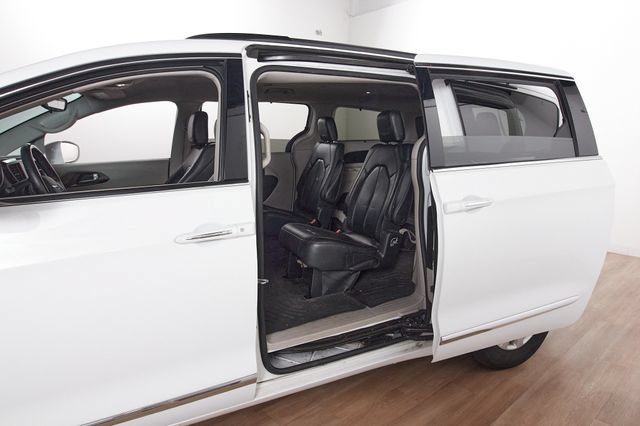Used 2017 Chrysler Pacifica Touring-L FWD image 5