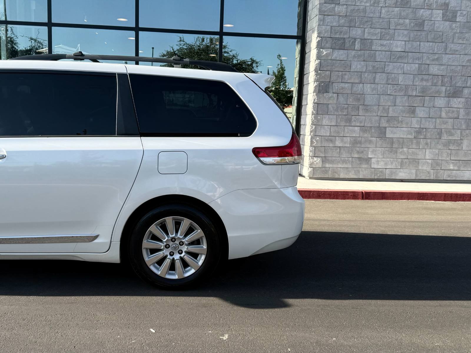 Used 2012 Toyota Sienna Limited w/ Premium Pkg FWD image 9