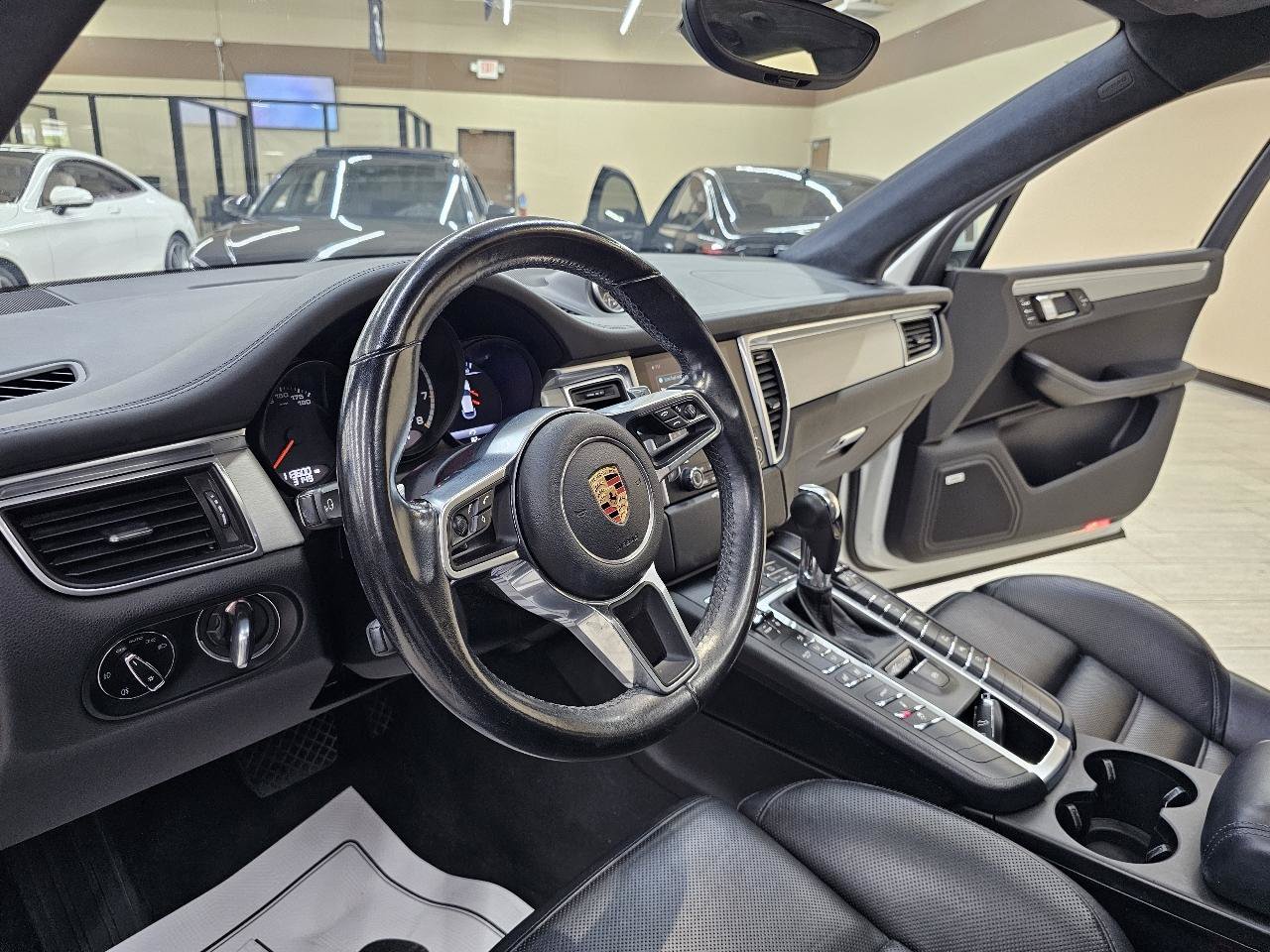 Used 2017 Porsche Macan Turbo AWD/4WD image 20