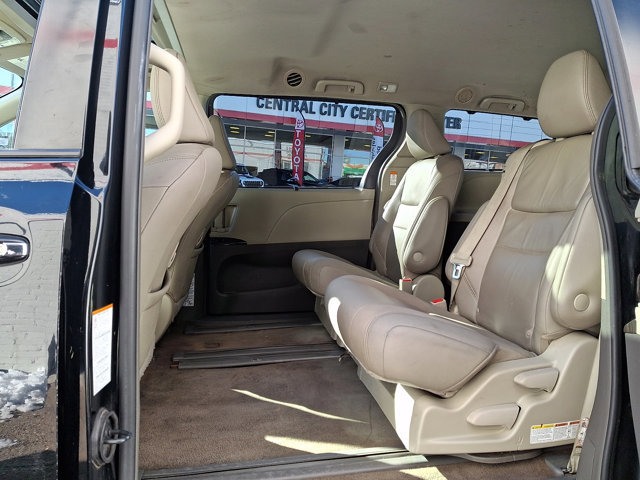 Used 2018 Toyota Sienna XLE w/ XLE Navigation Package image 10