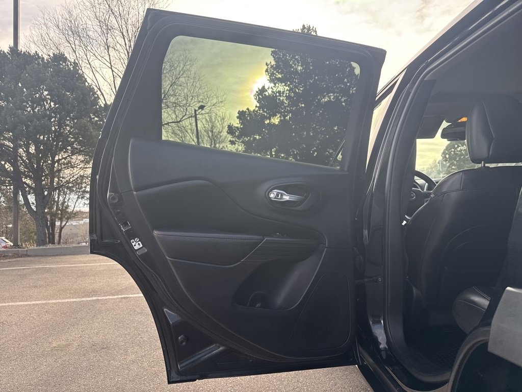 Used 2016 Jeep Cherokee Trailhawk w/ Comfort/Convenience Group image 18