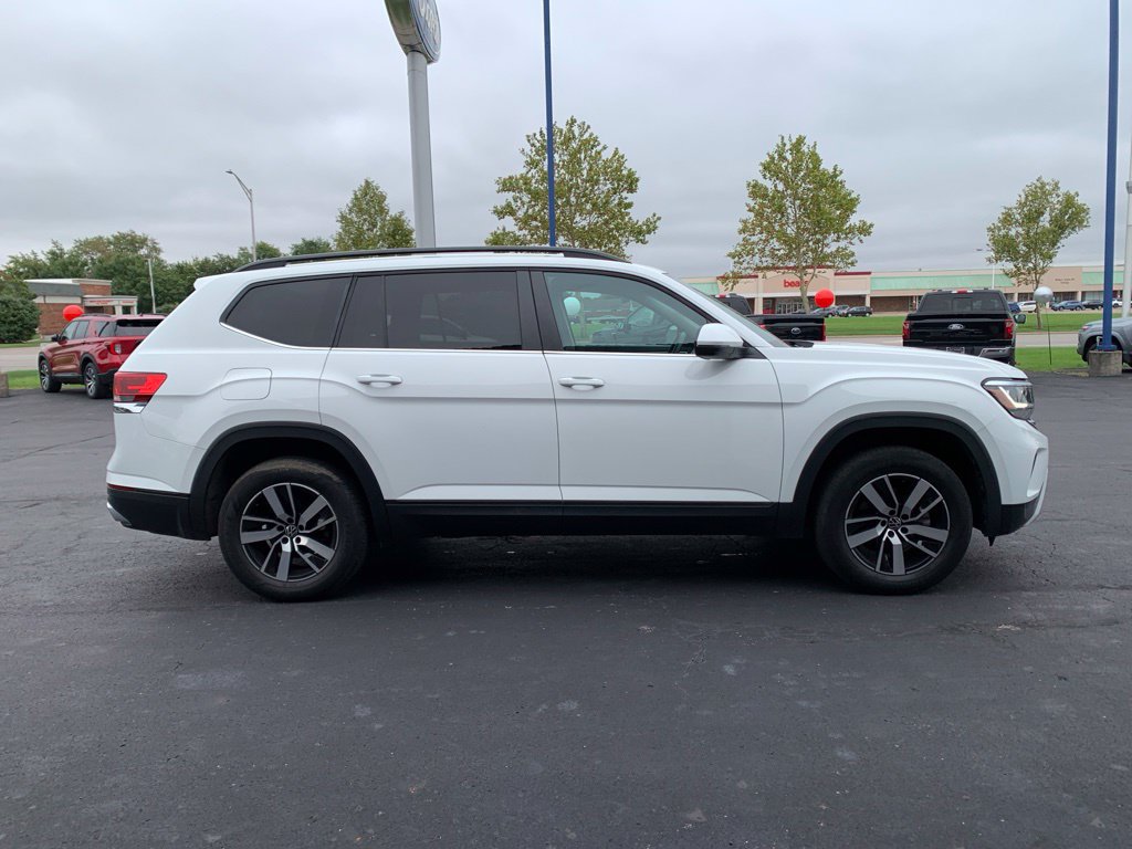 Used 2023 Volkswagen Atlas SE AWD/4WD image 2