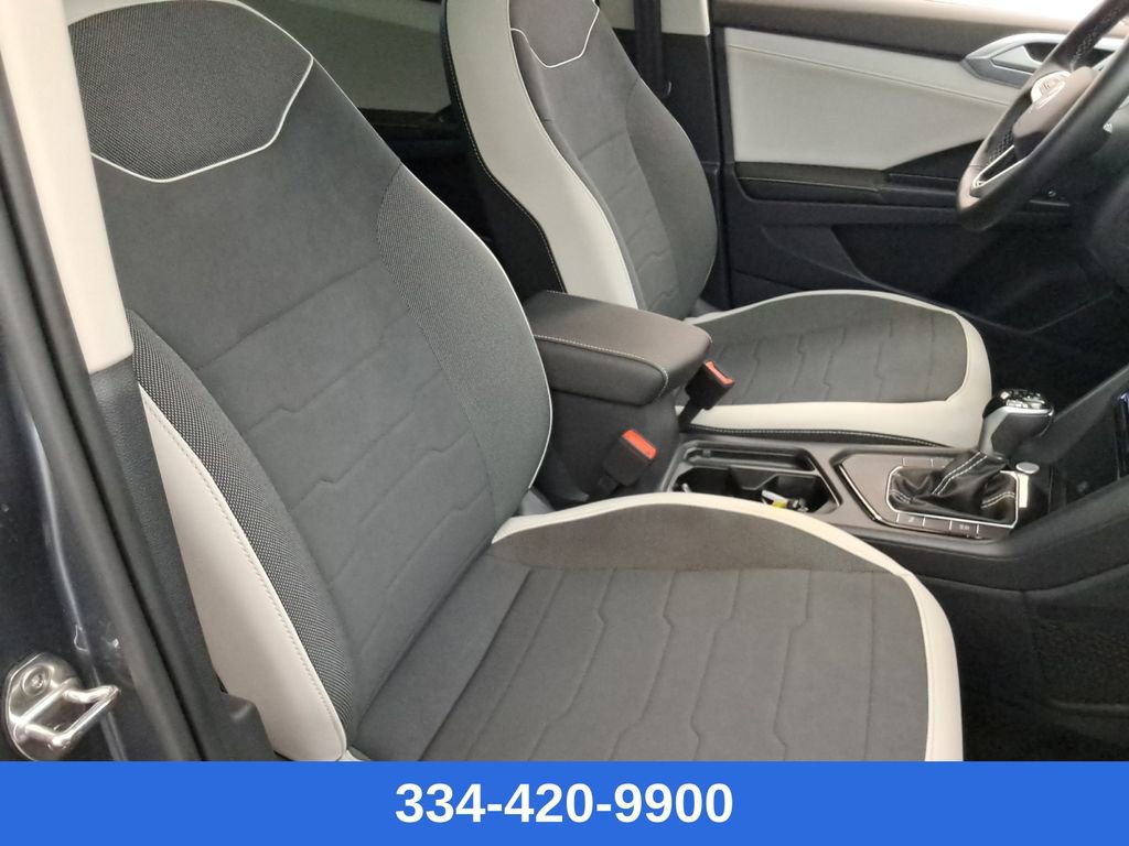 Used 2025 Volkswagen Taos SE w/ Panoramic Sunroof Package image 16