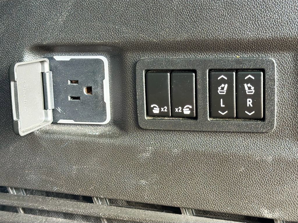 Used 2021 GMC Yukon AT4 w/ Technology Package image 15