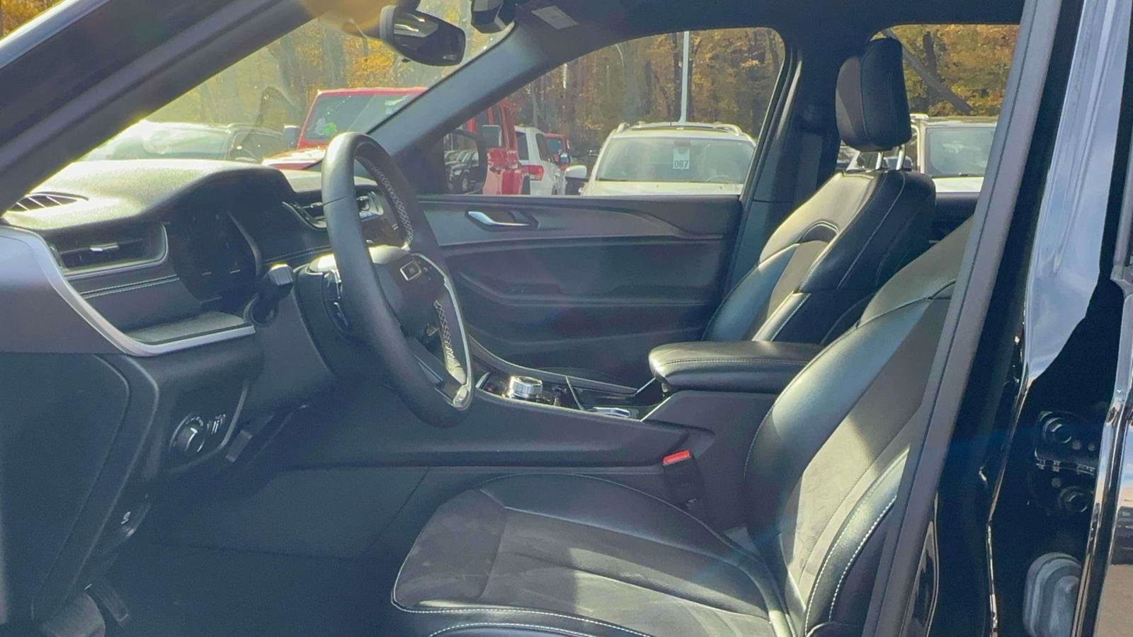 Used 2023 Jeep Grand Cherokee L Laredo image 15