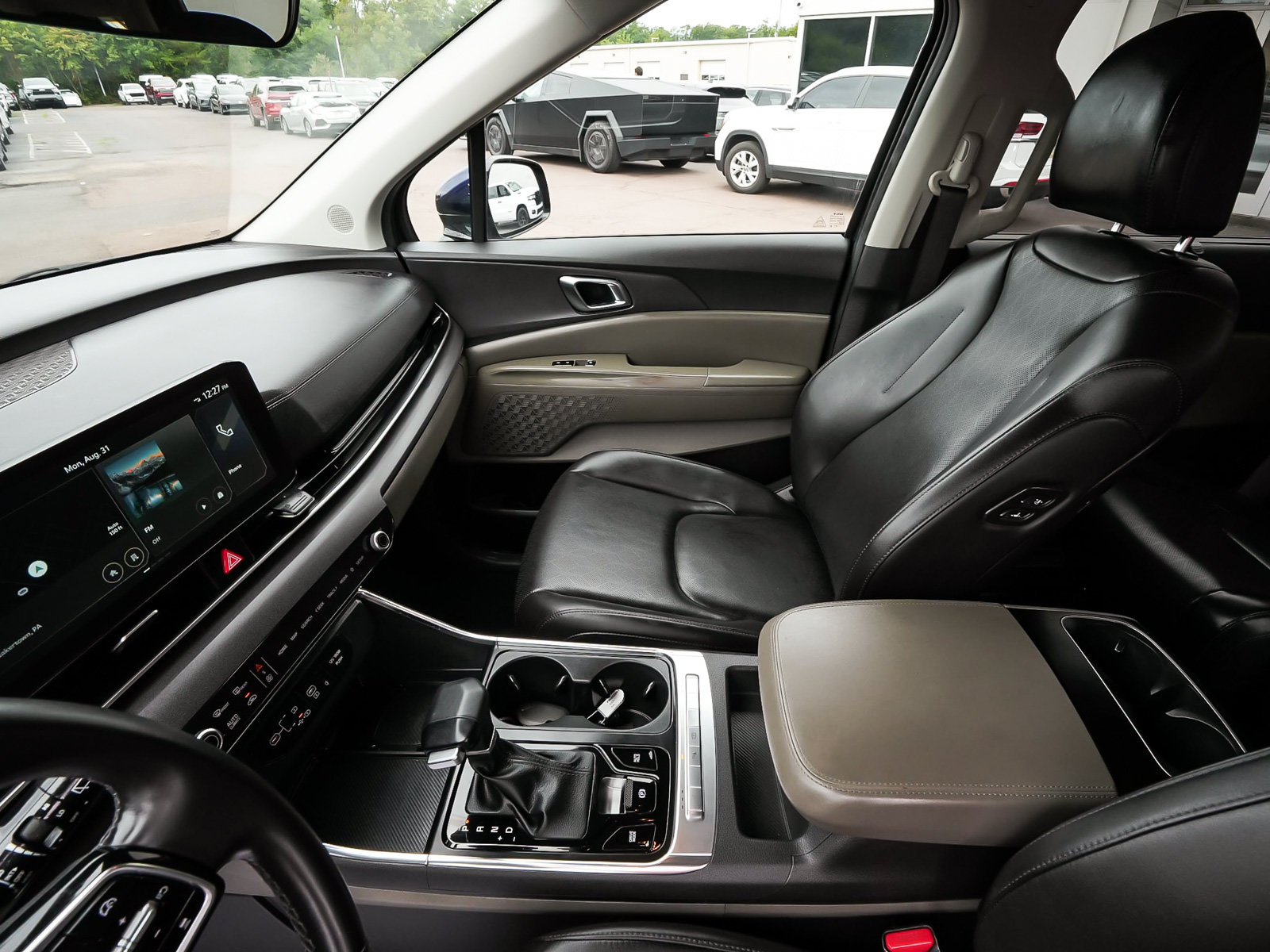 Used 2025 Kia Carnival EX FWD image 31