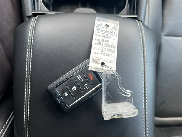 Used 2023 Jeep Grand Cherokee Overland w/ Luxury Tech Group IV AWD/4WD image 18