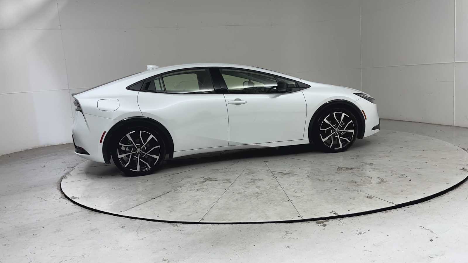 Used 2025 Toyota Prius Plug-In Hybrid FWD image 4