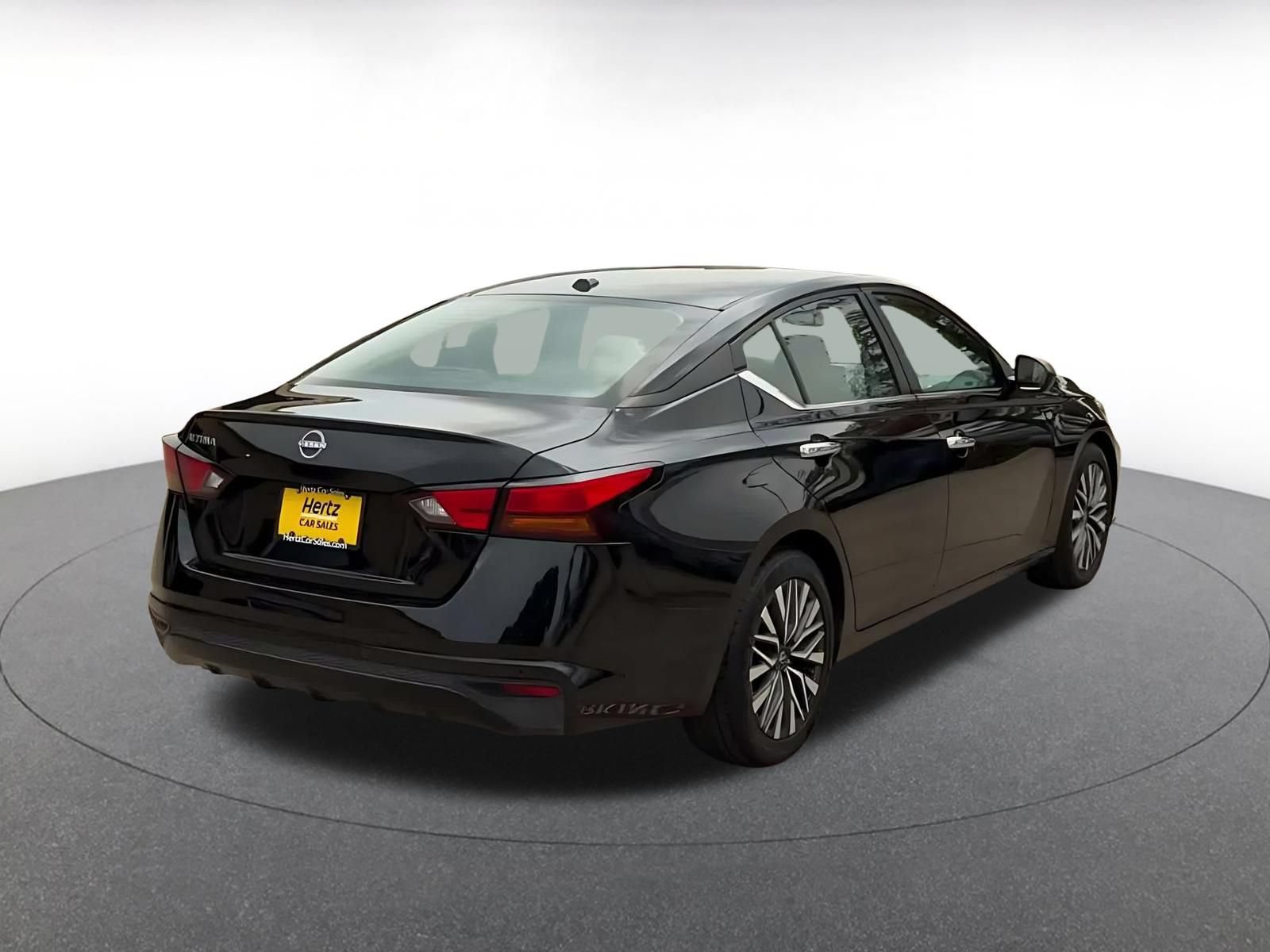 Used 2025 Nissan Altima 2.5 SV FWD image 11