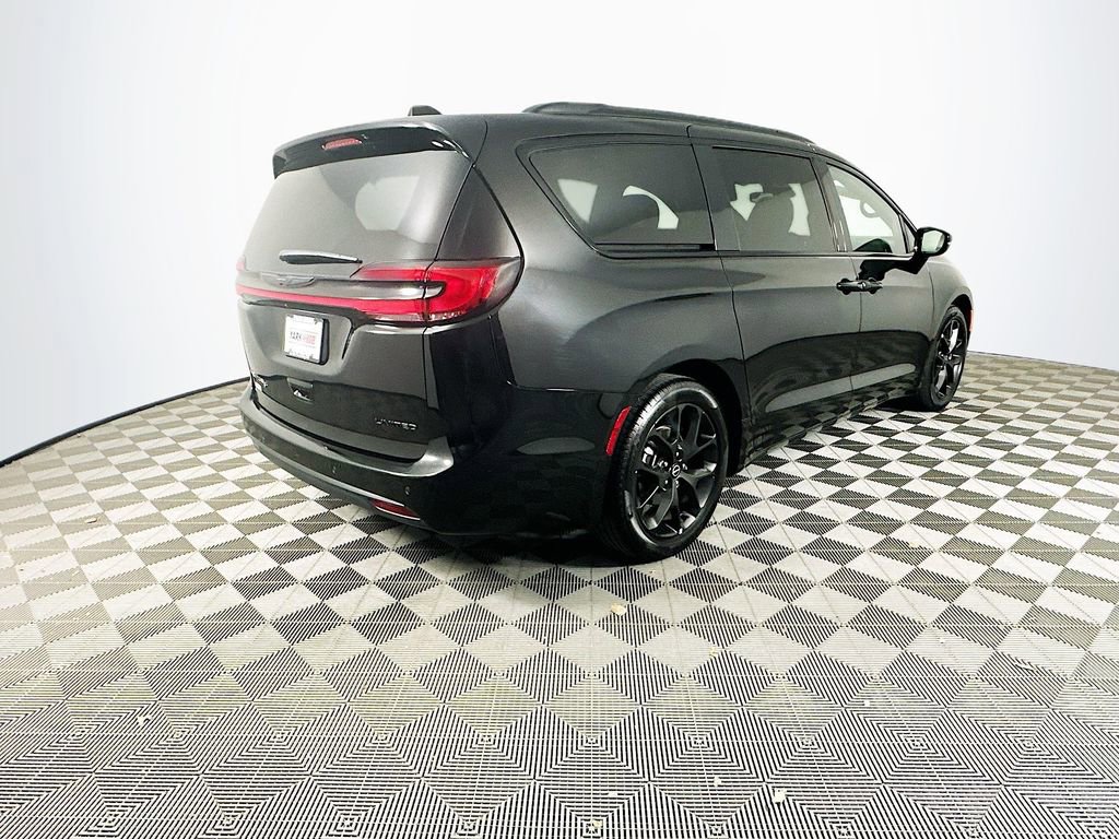 Certified 2025 Chrysler Pacifica Limited image 11