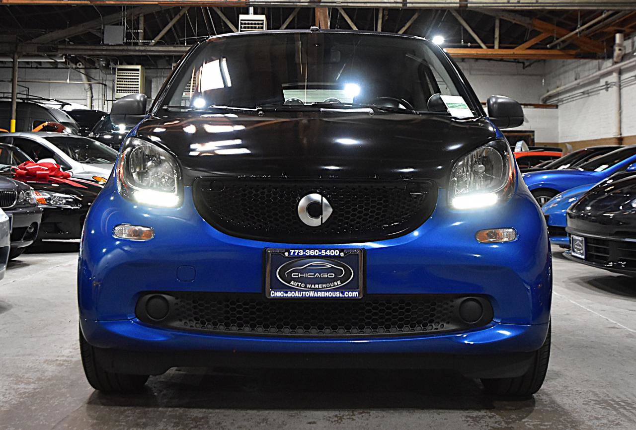 Used 2016 smart fortwo pure RWD image 2