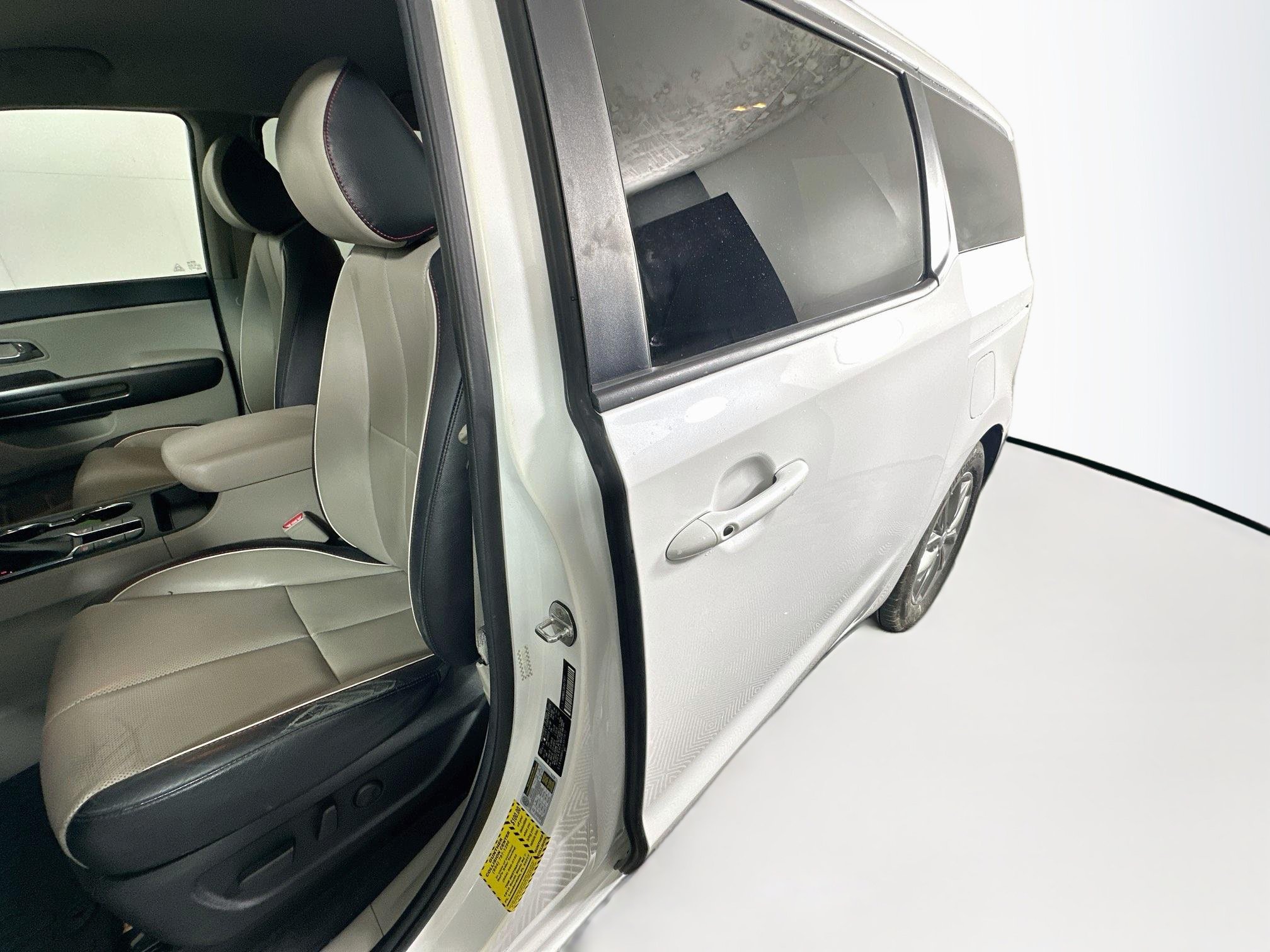 Used 2020 Kia Sedona EX FWD image 12