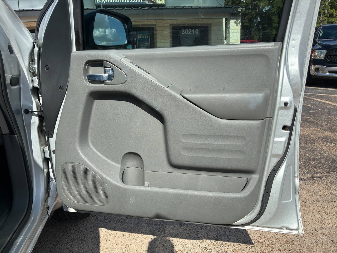 Used 2015 Nissan Frontier SV w/ SV Value Truck Package RWD image 32