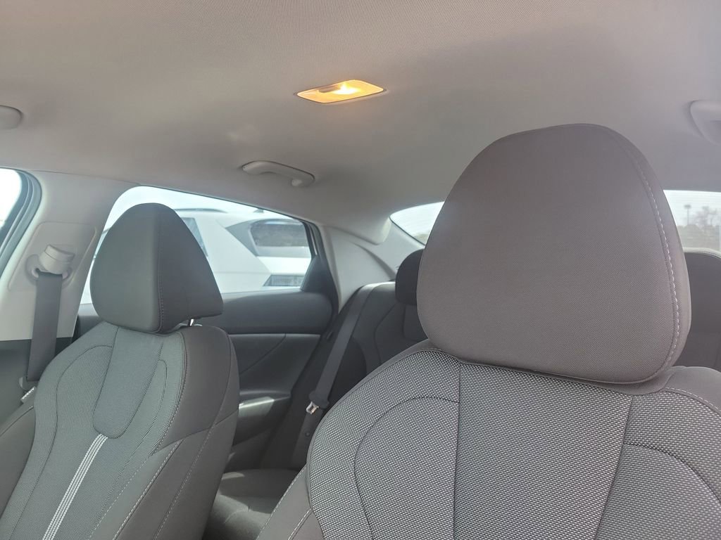 Certified 2025 Hyundai Elantra SE image 19