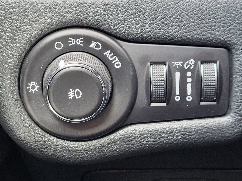 Used 2016 Jeep Cherokee Limited AWD/4WD image 13