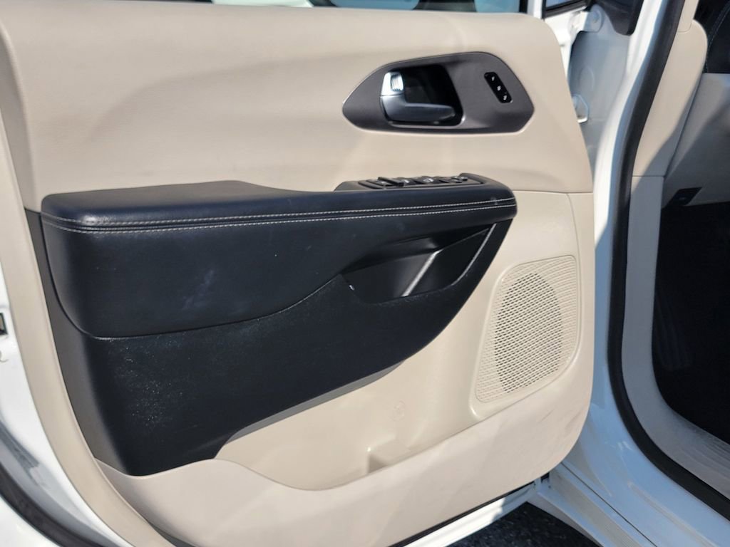 Certified 2023 Chrysler Pacifica Touring-L image 14