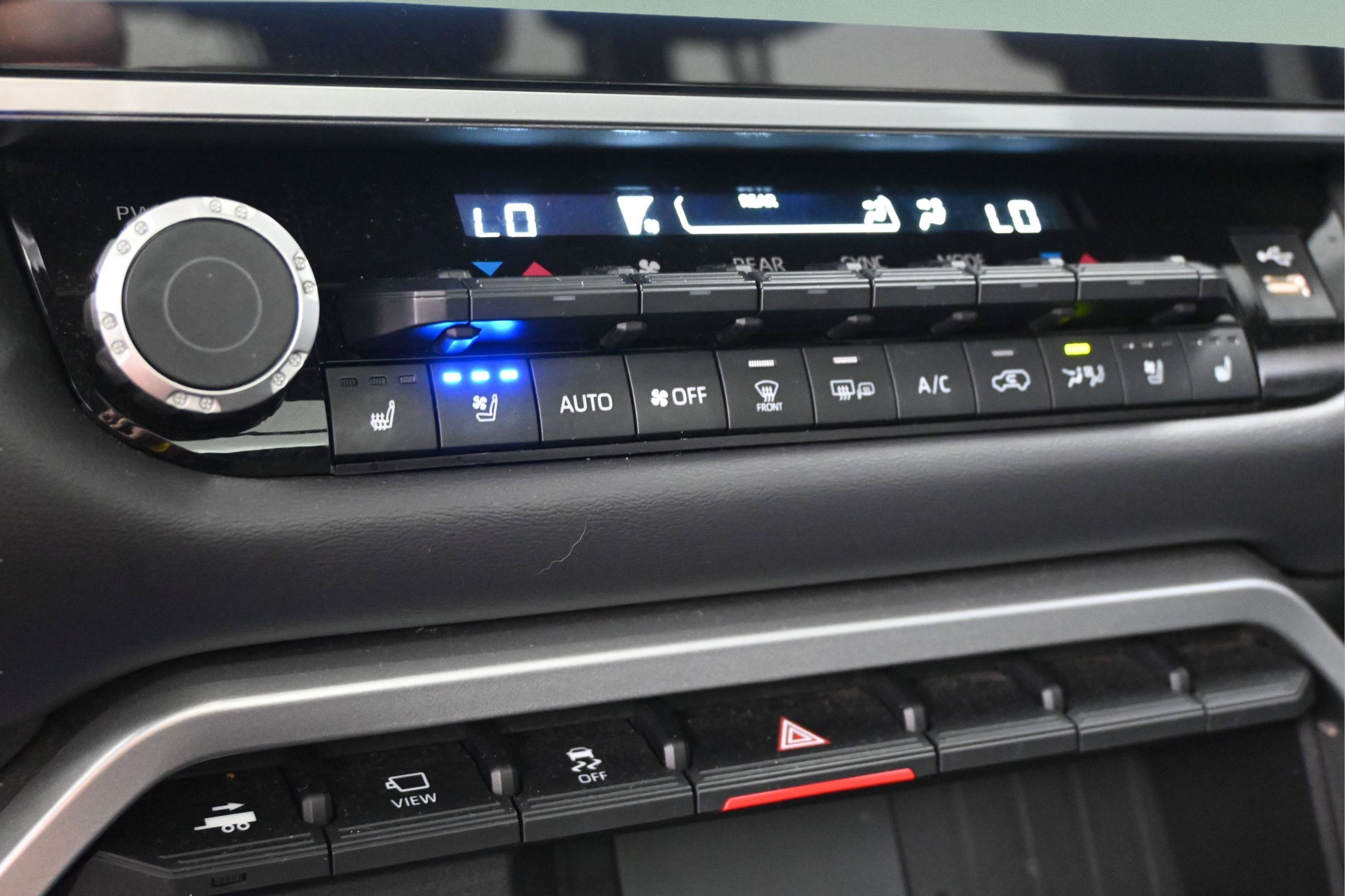 Certified 2025 Toyota Sequoia Platinum AWD/4WD image 30