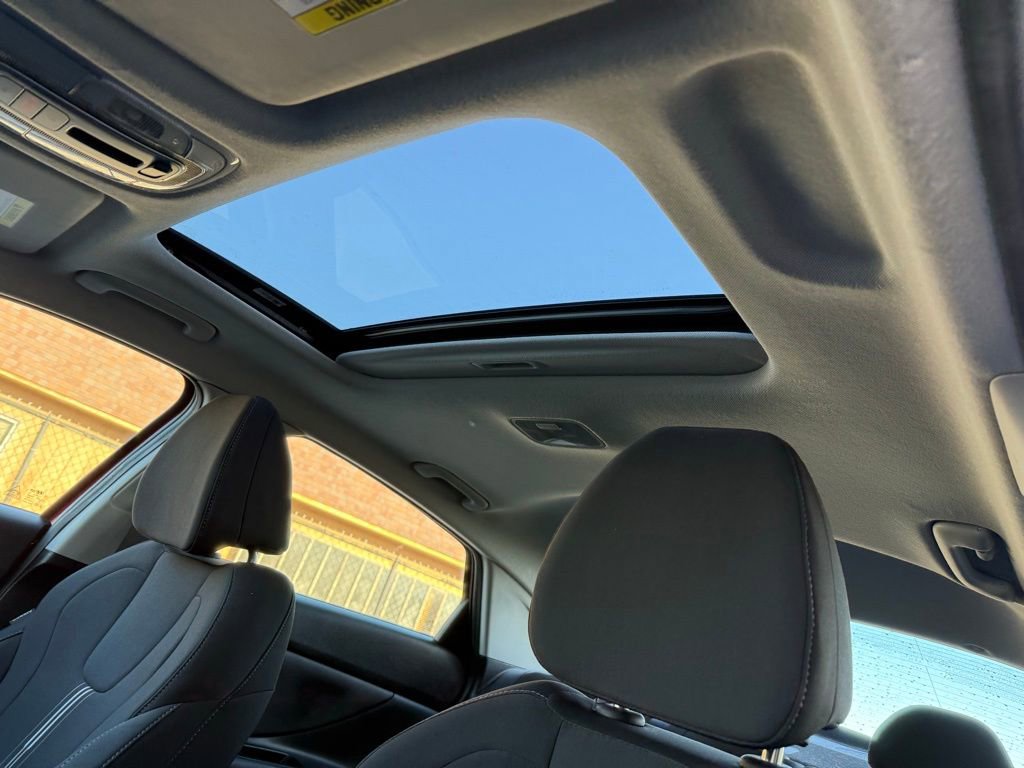 Used 2021 Hyundai Elantra SEL w/ Convenience + Premium Package image 16